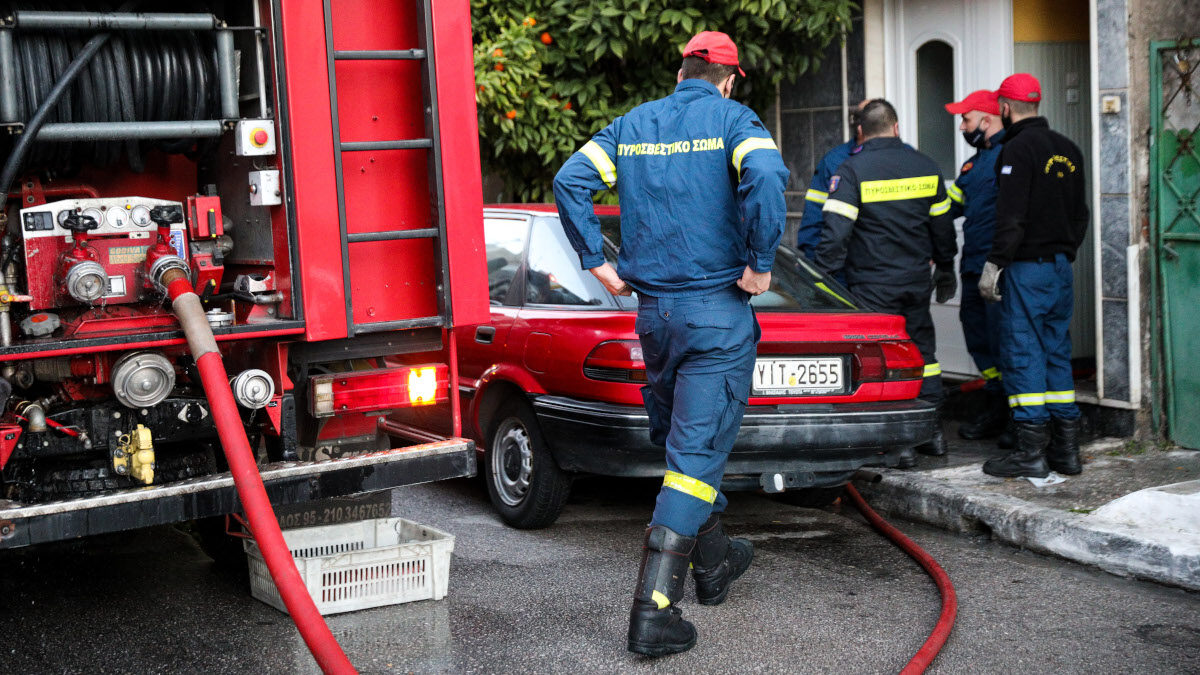 Πυροσβέστες επιχειρούν σε φωτιά σε διαμέρισμα στην οδό Θήρας στα Καμίνια - Εντοπίστηκε νεκρή / 30-12-2020