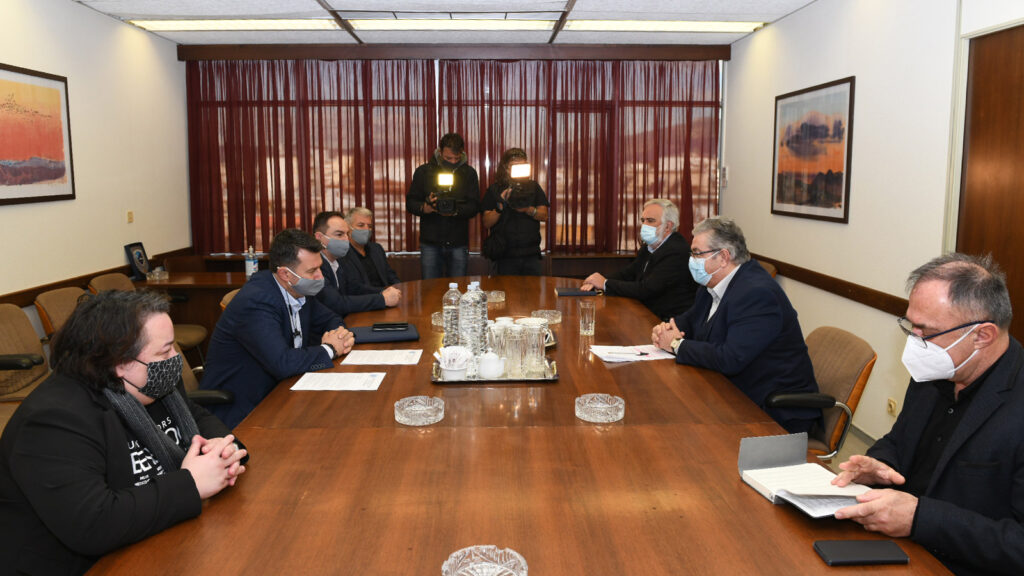 Αντιπροσωπία του ΚΚΕ με επικεφαλής τον ΓΓ της ΚΕ του ΚΚΕ Δ. Κουτσούμπα είχε συνάντηση με αντιπροσωπεία του ΔΣ της Πανελλήνιας Ομοσπονδίας Λιμενικών (ΠΟΛ) με επικεφαλής τον πρόεδρό της Κωνσταντίνο Κυράνη