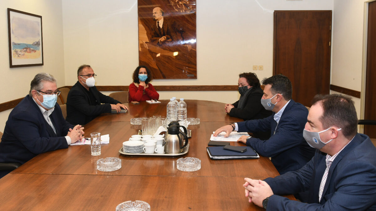 Αντιπροσωπία του ΚΚΕ με επικεφαλής τον ΓΓ της ΚΕ του ΚΚΕ Δ. Κουτσούμπα είχε συνάντηση με αντιπροσωπεία του ΔΣ της Πανελλήνιας Ομοσπονδίας Λιμενικών (ΠΟΛ) με επικεφαλής τον πρόεδρό της Κωνσταντίνο Κυράνη