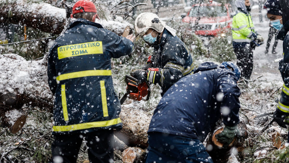 Πυροσβέστες στην αποκατάσταση οδικών και ηλεκτρικών δικτύων στην κακοκαιρία "Μηδεια" - 17/2/2021