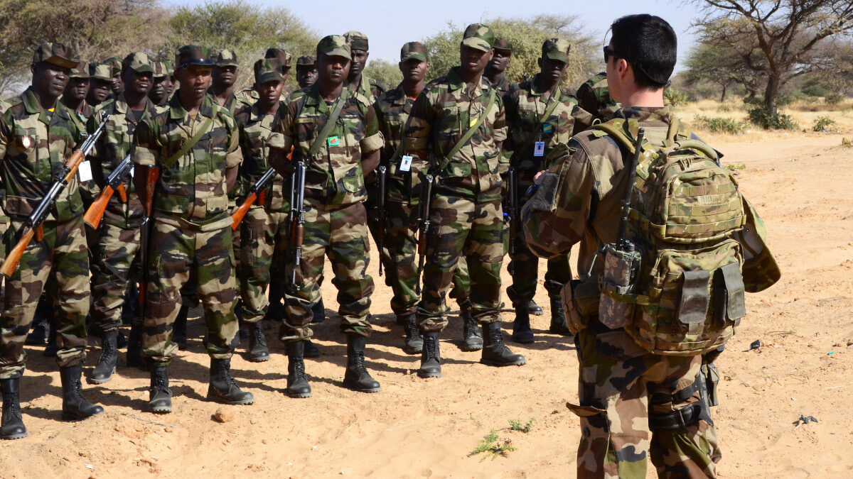 Γάλλοι στρατιωτικοί εκπαιδεύουν Νιγηριανού στρατιώτες - 2014