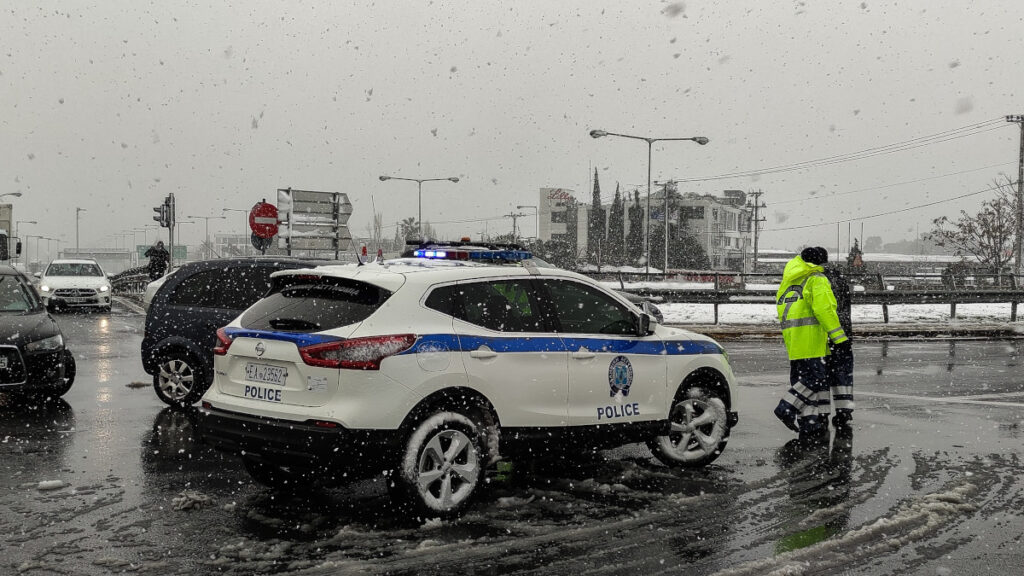 Χιόνια στη Λεωφόρο Κηφισίας - Αστυνομικοί ενημερώνουν τους οδηγούς - 15-2-2021