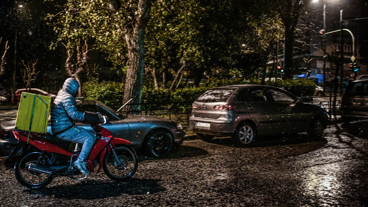 Χιονισμένη Αθήνα - 16 Φλεβάρη 2021 - Παγκράτι -εργαζόμενος στις ταχυμεταφορές