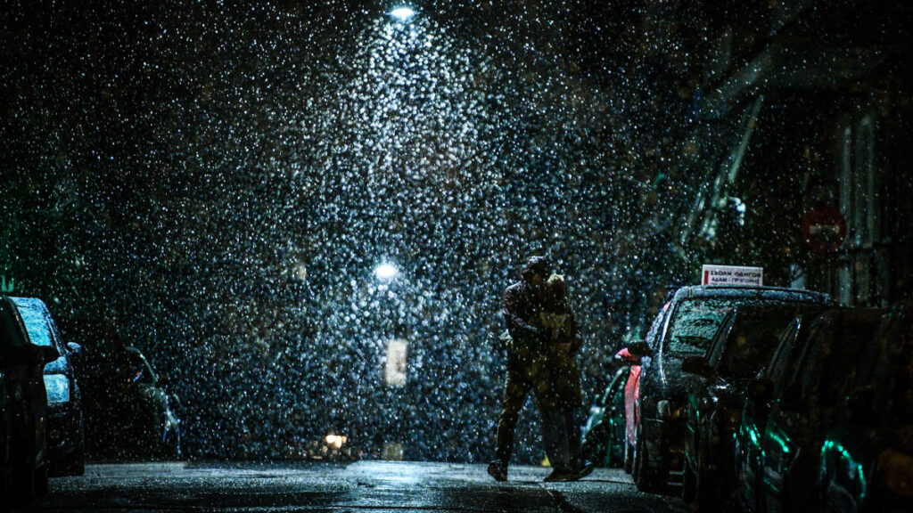 Χιονίζει στην Αθήνα!