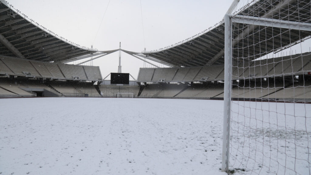 Χιόνια στη Λεωφόρο Κηφισίας - Αστυνομικοί ενημερώνουν τους οδηγούς - 15-2-2021