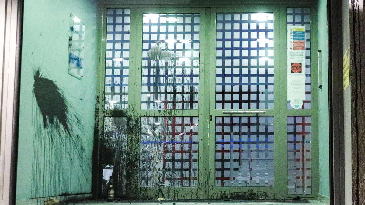 Επίθεση στα γραφεία του τηλεοπτικού σταθμού Action 24 το βράδυ της Δευτέρας 22 Φεβρουαρίου 2021. Οι άγνωστοι πέταξαν μπογιές και πέτρες. 22/2/2021