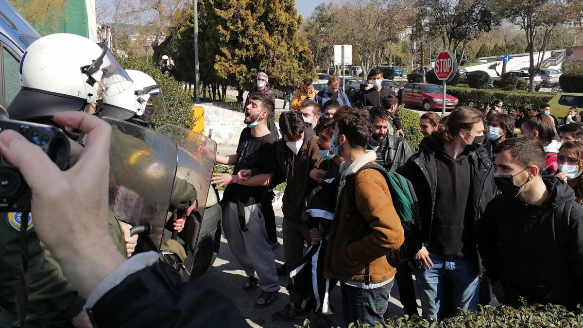 Όργιο κρατικής καταστολής στο Αριστοτέλειο Πανεπιστήμιο Θεσσαλονίκης εναντίων φοιτητών που αγωνίζονταν το ασφαλές άνοιγμα των σχολών τους 22/2/2021