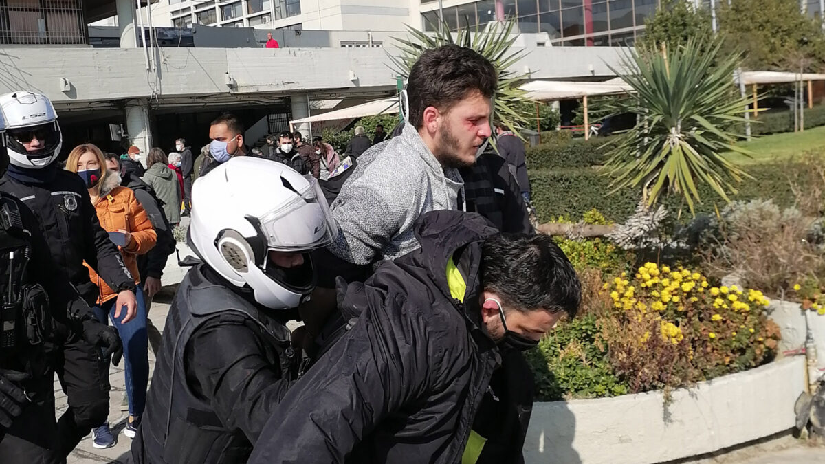 Όργιο κρατικής καταστολής στο Αριστοτέλειο Πανεπιστήμιο Θεσσαλονίκης εναντίων φοιτητών που αγωνίζονταν το ασφαλές άνοιγμα των σχολών τους 22/2/2021