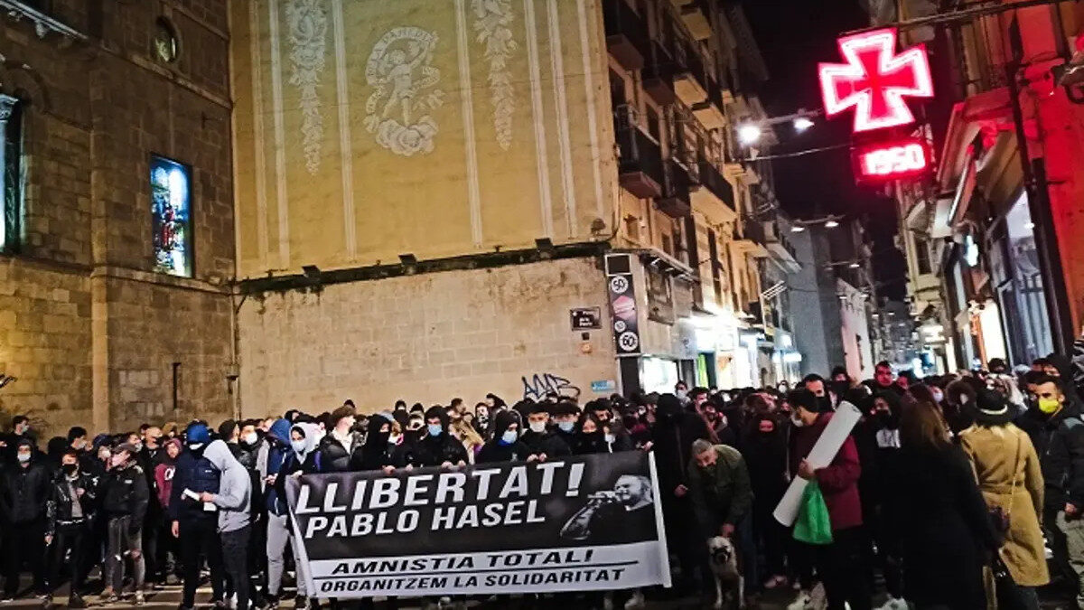 Διαδήλωση σε πόλη της Ισπανίας για τη σύλληψη του Πάμπλο Χασέλ καλλιτέχνη της ραπ σε εφαρμογή του «Τρομονόμου» που ψηφίζουν οι χώρες μέλη της Ευρωπαϊκής Ένωσης για να λογοκρίνουν και την τέχνη