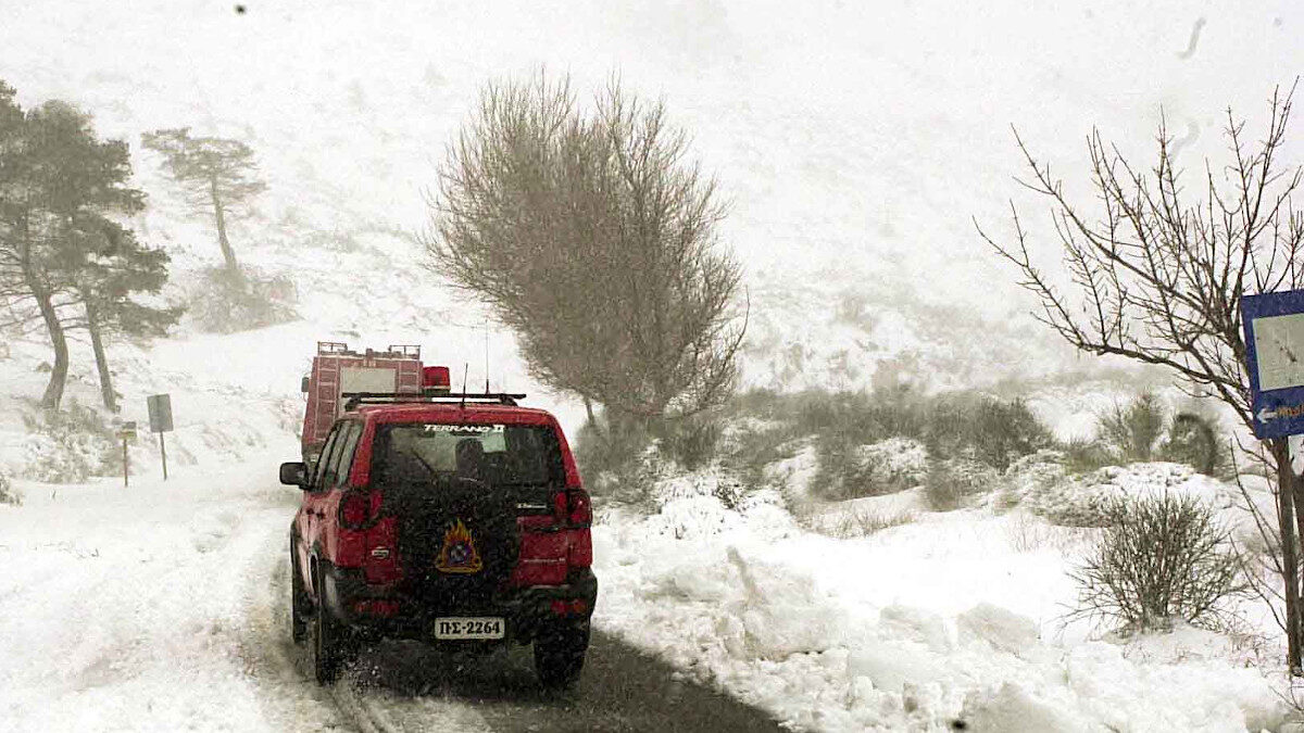 Πυροσβεστικά οχήματα σε αποκλεισμένες περιοχές από τη χιονόπτωση