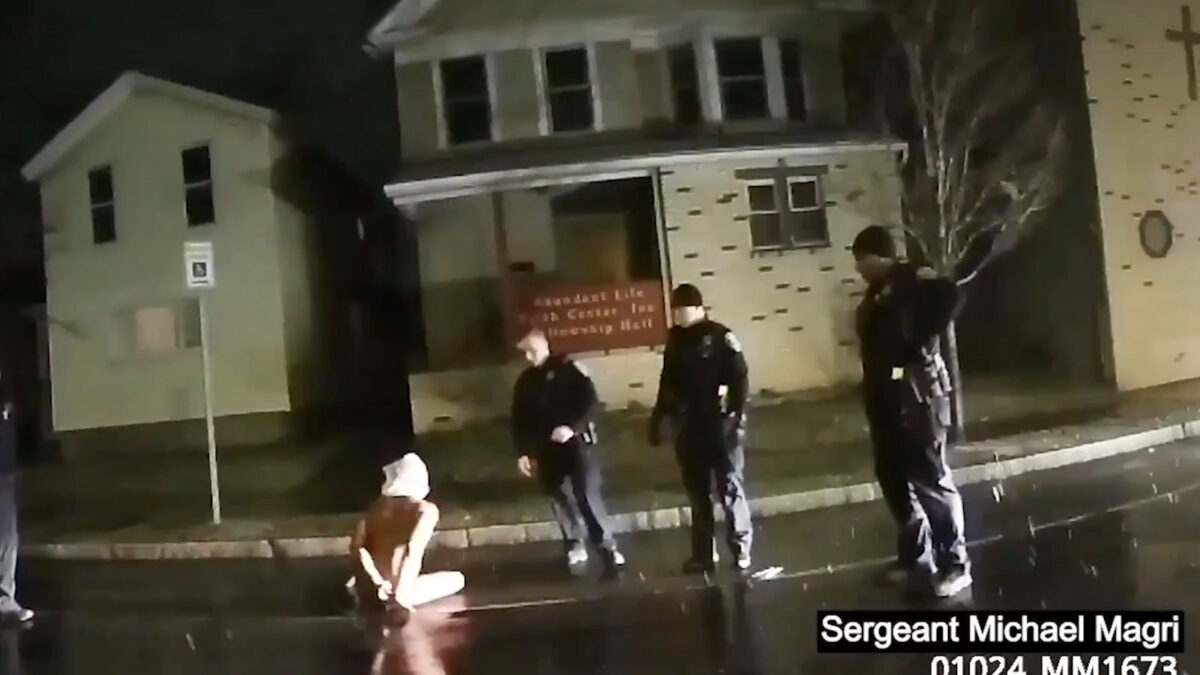 Ο Ντάνιελ Προυντ γυμνός με χειροπέδες και κουκούλα στο κεφάλι του λίγες στιγμές πριν δεχτεί τη δολοφονική λαβή