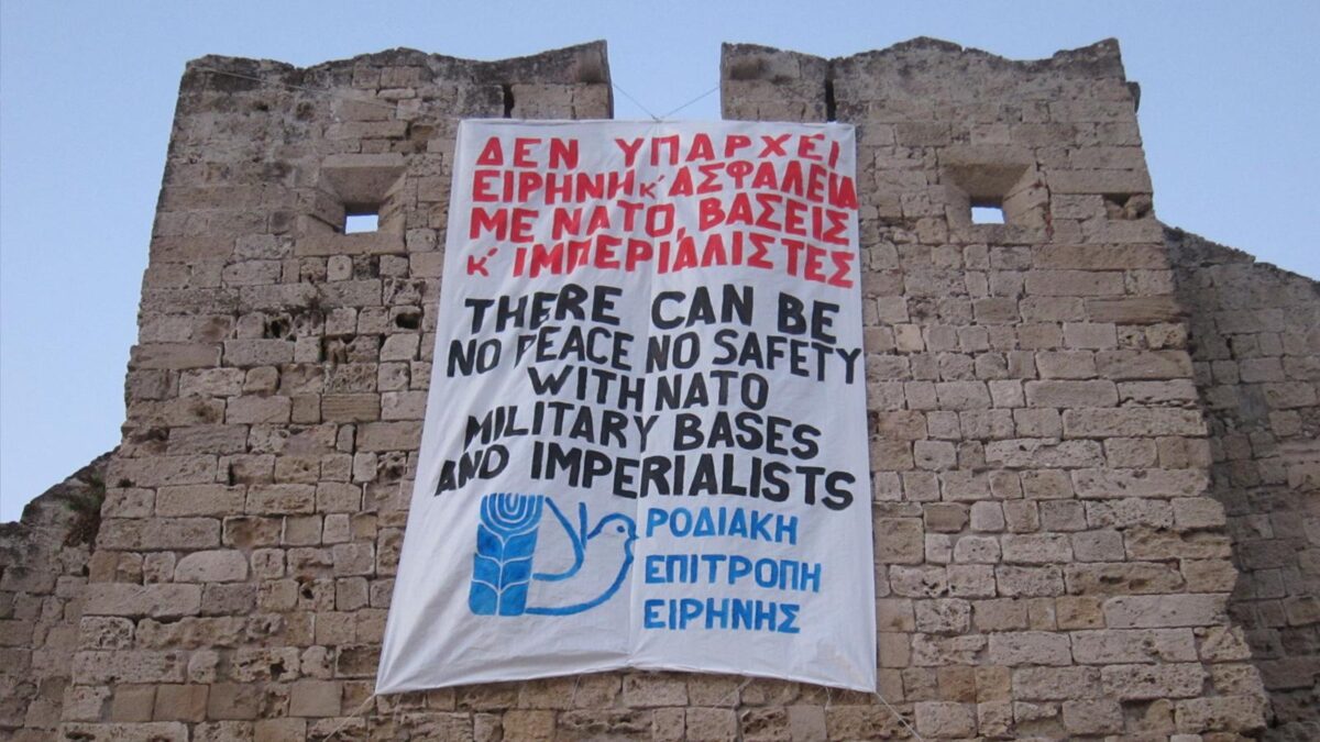 Πανό που ανάρτησε η Ροδιακή Επιτροπής Ειρήνης για να «καλωσορίσει» το στόλο των ΗΠΑ