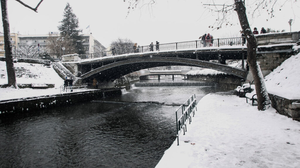 Χιόνια στην πόλη των Τρικάλων - 15-2-2021