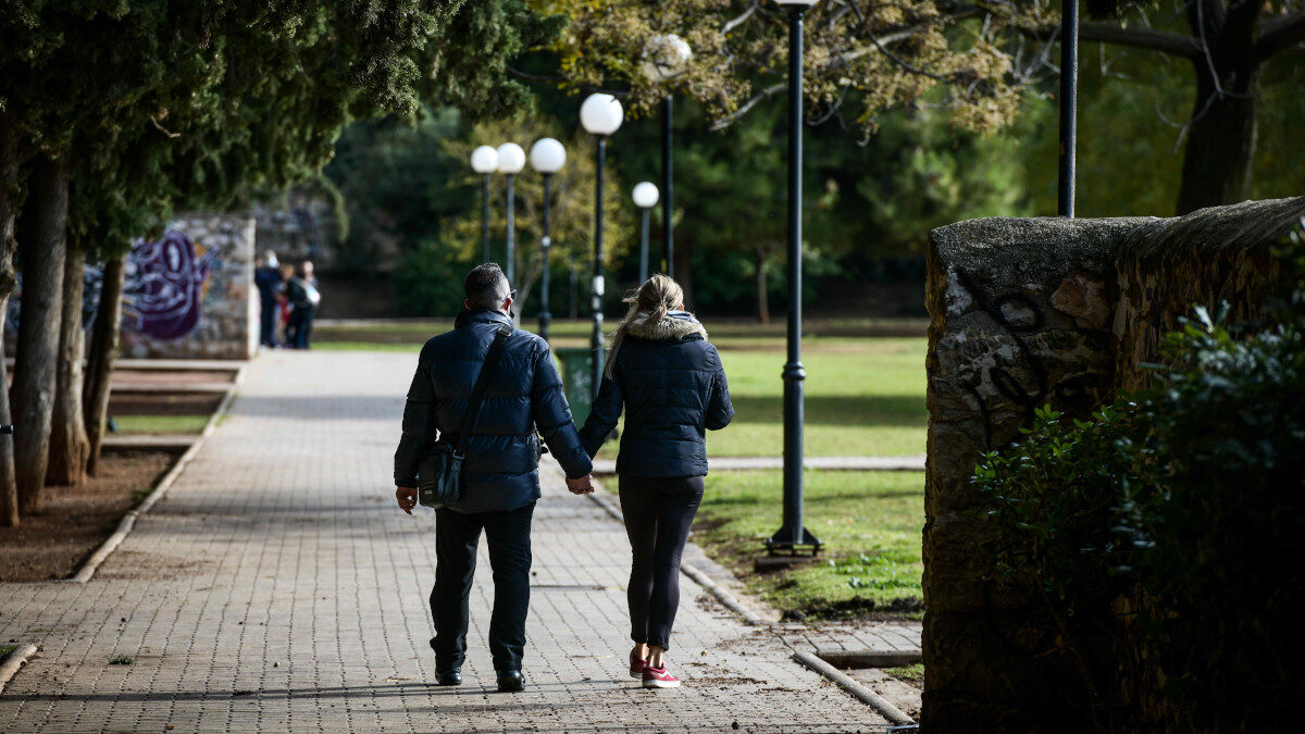 Κορονοϊός - Περίπατος στο πάρκο της Καισαριανής