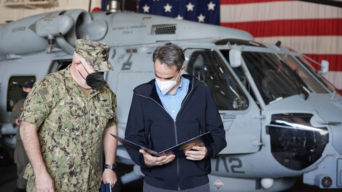 Επίσκεψη του Κ. Μητσοτάκη στη βάση της Σούδας