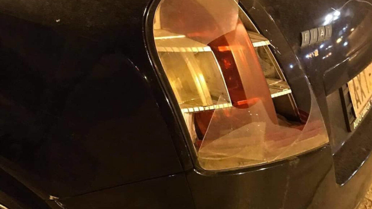 Το σπασμένο αυτοκίνητο στην Πανόρμου από διερχόμενους άστυνομικούς της ομάδας"Δράση"