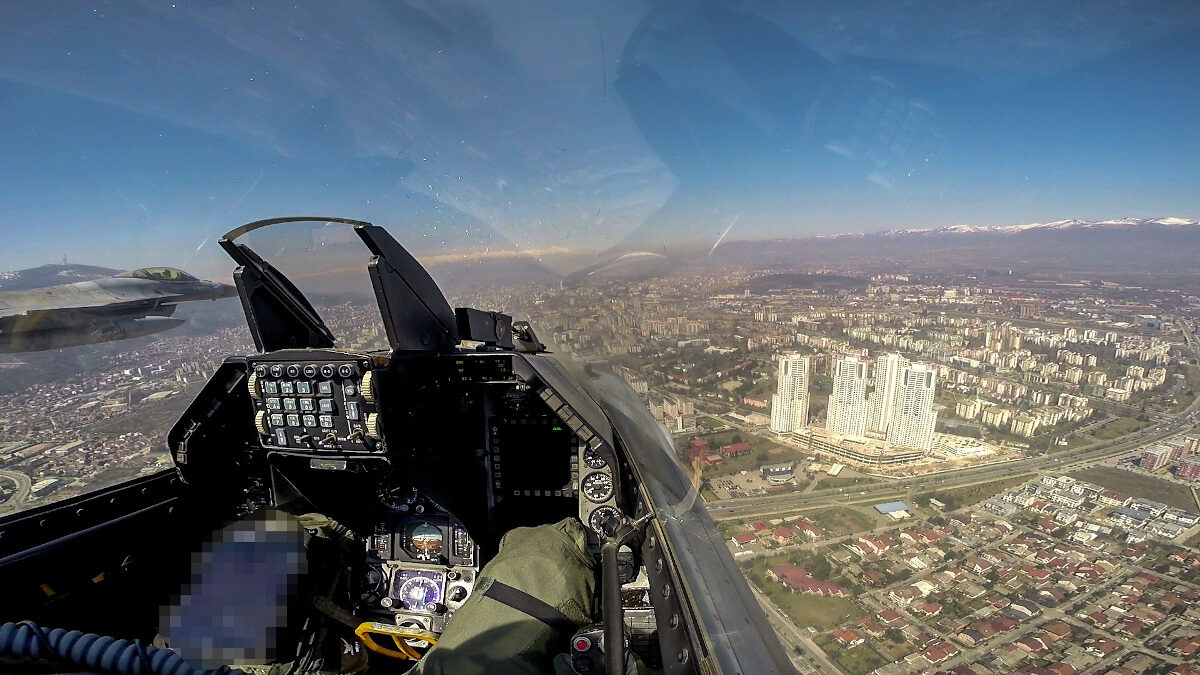 Ελληνικό F-16 πάνω από τα Σκόπια στις εκδηλώσεις για τον ένα χρόνο ένταξης της Βόρειας Μακεδονίας στο ΝΑΤΟ