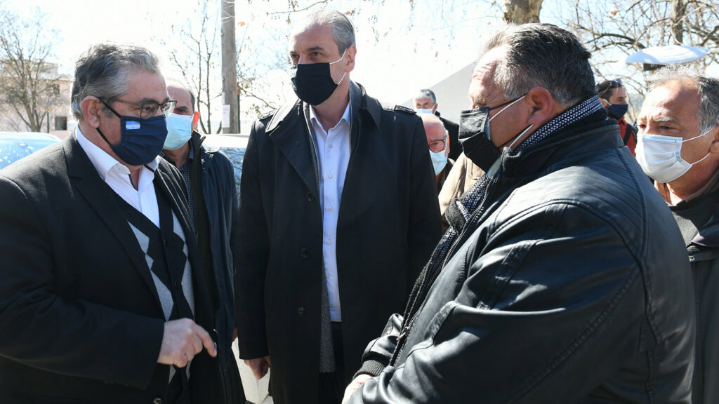 Ο Δημήτρης Κουτσούμπας, ΓΓ της ΚΕ του ΚΚΕ επισκέπτεται τις πληγείσες από το σεισμό περιοχές της Λάρισας - 17/3/2021