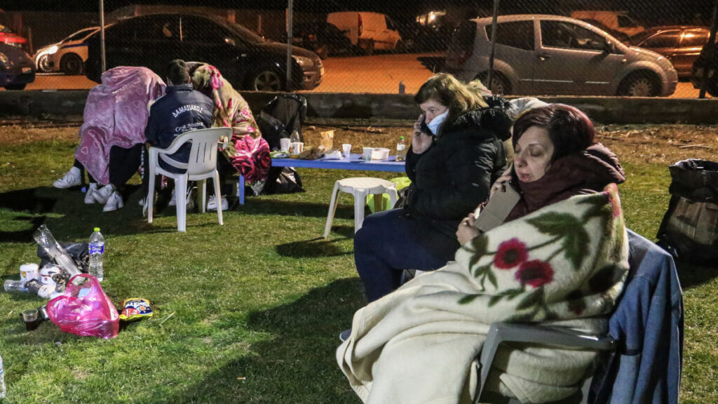 Στο γήπεδο Δαμασίου διανυκτέρευσαν οι κάτοικοι μετά τον ισχυρό σεισμό μεγέθους 6R στις 3-3-21