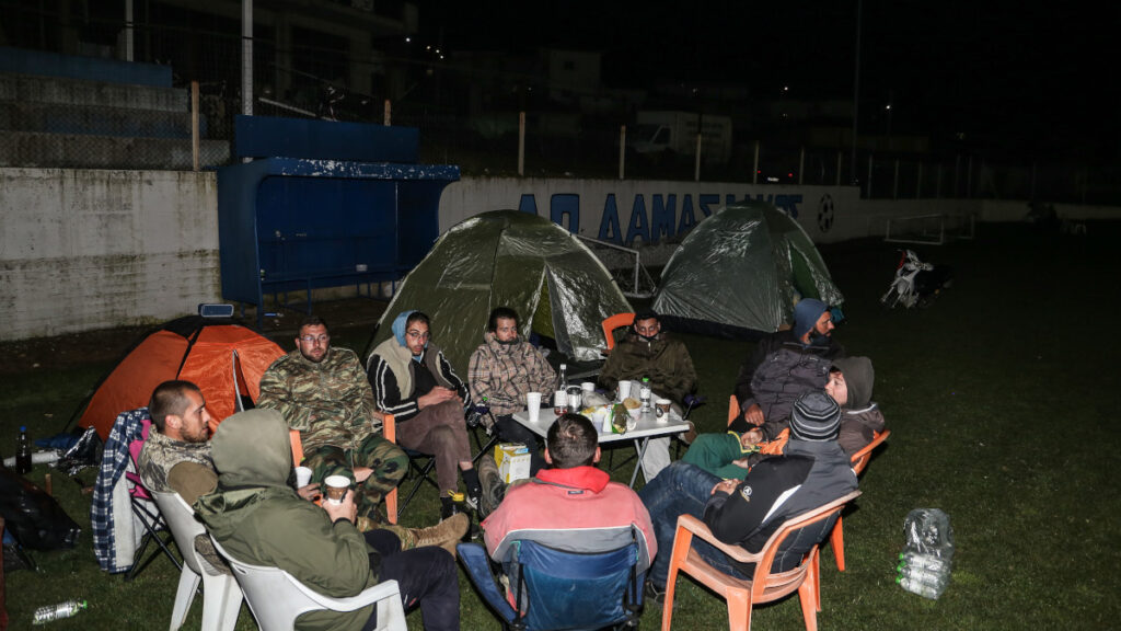 Στο γήπεδο Δαμασίου διανυκτέρευσαν οι κάτοικοι μετά τον ισχυρό σεισμό μεγέθους 6R στις 3-3-21