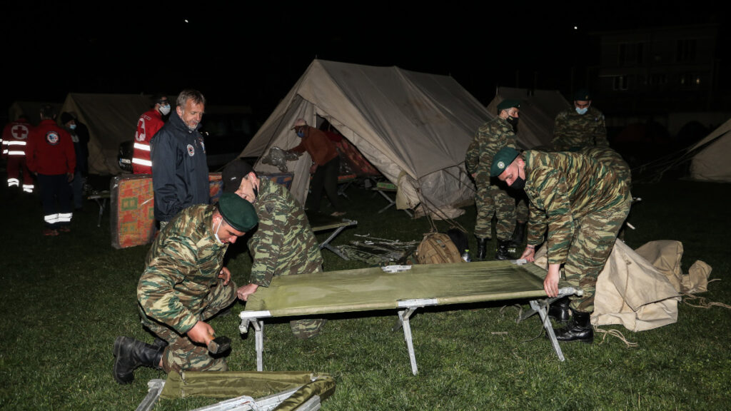 Στο γήπεδο Δαμασίου διανυκτέρευσαν οι κάτοικοι μετά τον ισχυρό σεισμό μεγέθους 6R στις 3-3-21