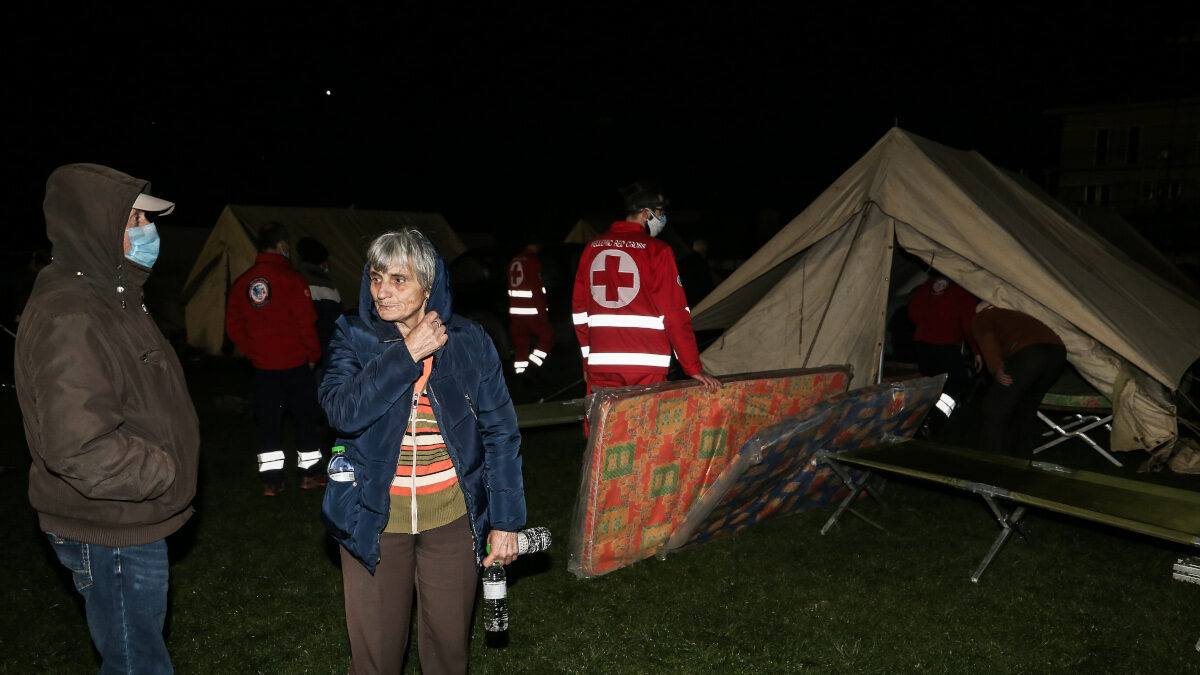 Στο γήπεδο Δαμασίου διανυκτέρευσαν οι κάτοικοι μετά τον ισχυρό σεισμό μεγέθους 6R στις 3-3-21