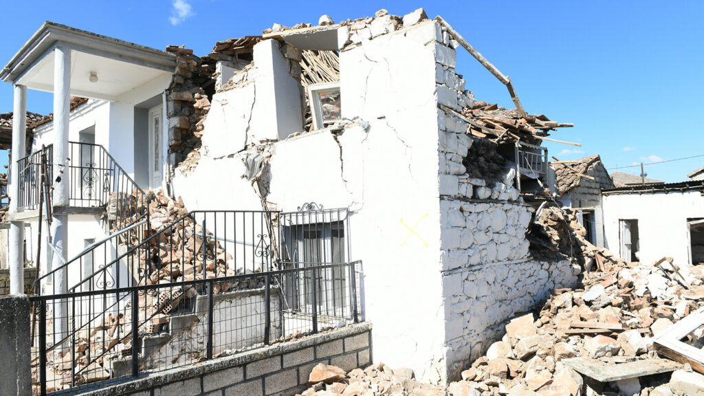 Μεσοχώρι Λάρισας γκρεμισμένο σπίτι από τον σεισμό στις 3/3/2021