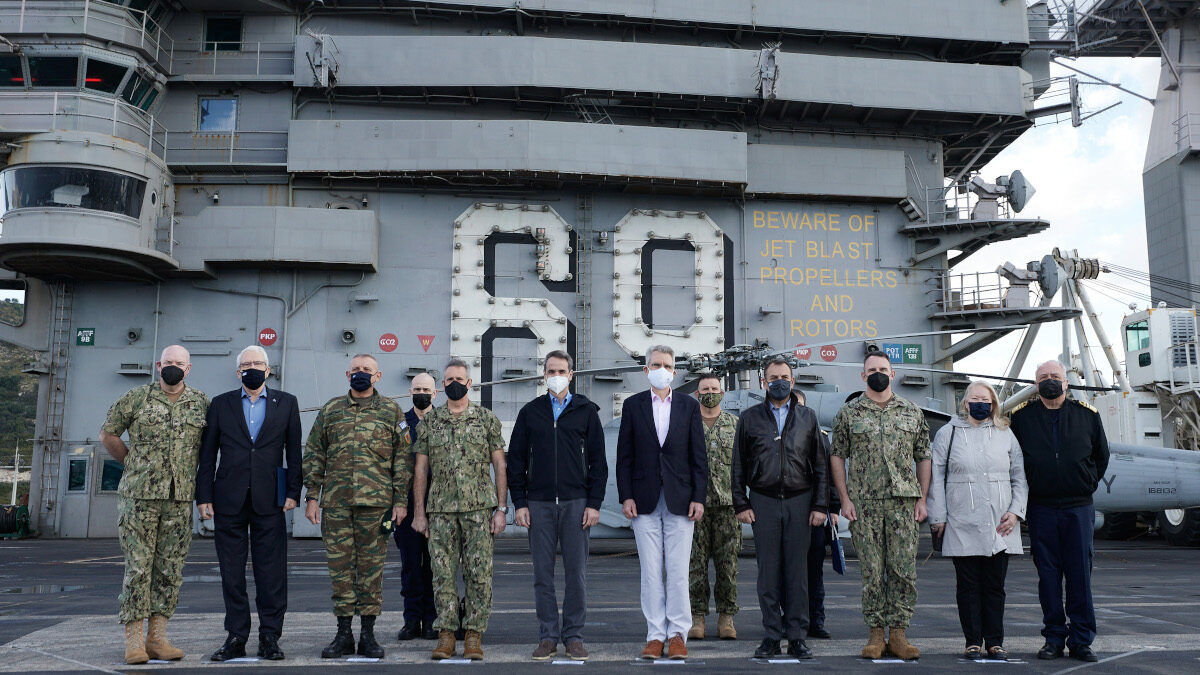 Ο Κ. Μητσοτάκης μαζί με τον Αμερικανό Πρέσβη στο κατάστρωμα του αεροπλανοφόρου "Αϊζενχάουερ"