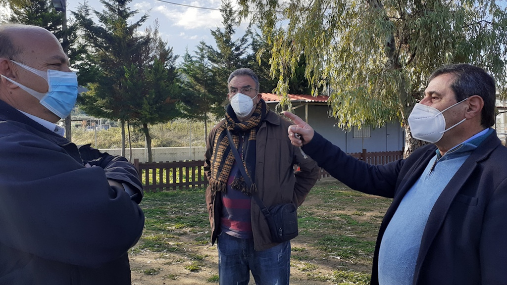 Ο δήμαρχος Πάτρας, Κ. Πελετίδης στο χώρο που πρόκειται να ανεγερθεί νέο σχολικό κτήριο στα Καμίνια