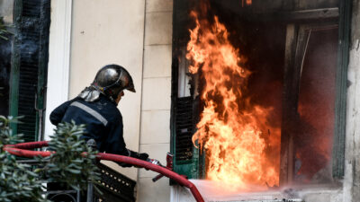 Πυροσβέστης - Πυρκαγιά σε κτήριο στην οδό Κτενά στο κέντρο της Αθήνας, Παρασκευή 12 Μαρτίου 2021.