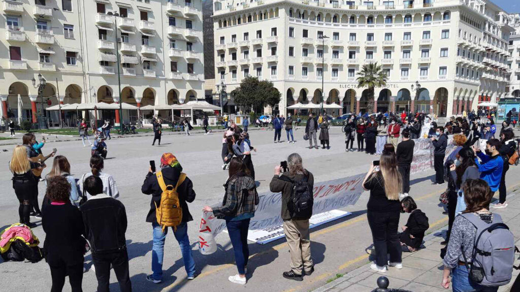 #artattack: Συγκέντρωση διαμαρτυρίας καλλιτεχνών και σπουδαστές δραματικών σχολών στη Θεσσαλονίκη