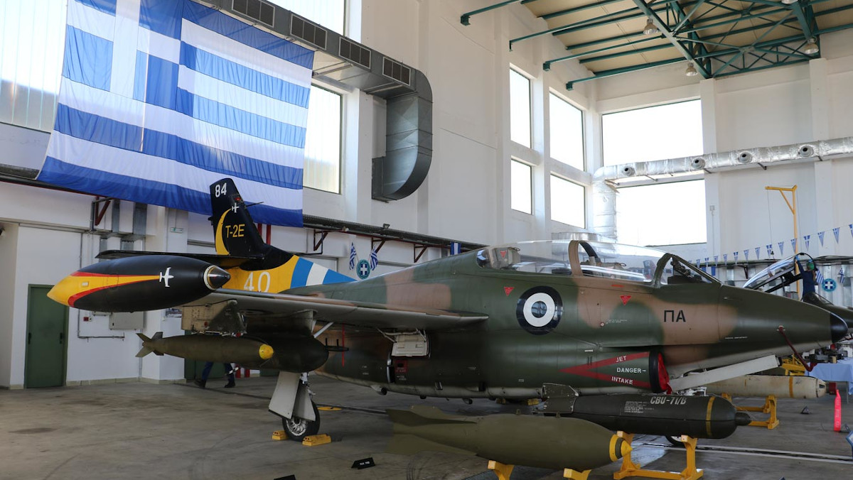 Ελληνικό εκπαιδευτικό αεροσκάφος T-2 Buckeye της Πολεμικής Αεροπορίας σε υπόστεγο της 120 Πτέρυγας Εκπαιδεύσεως Αέρος (120ΠΕΑ), στην Καλαμάτα