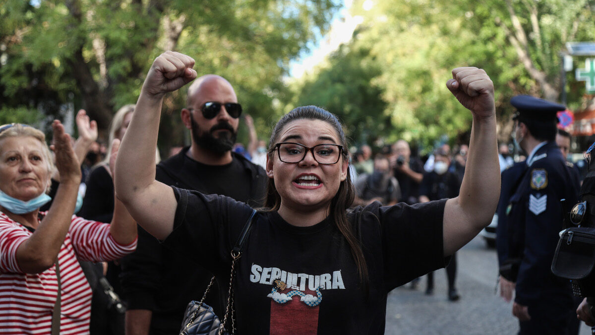Η Ουρανία Μιχαλολιάκου κατά τη μεταφορά των καταδικασθέντων εγκληματιών μελών της Χρυσής Αυγής από τη ΓΑΔΑ