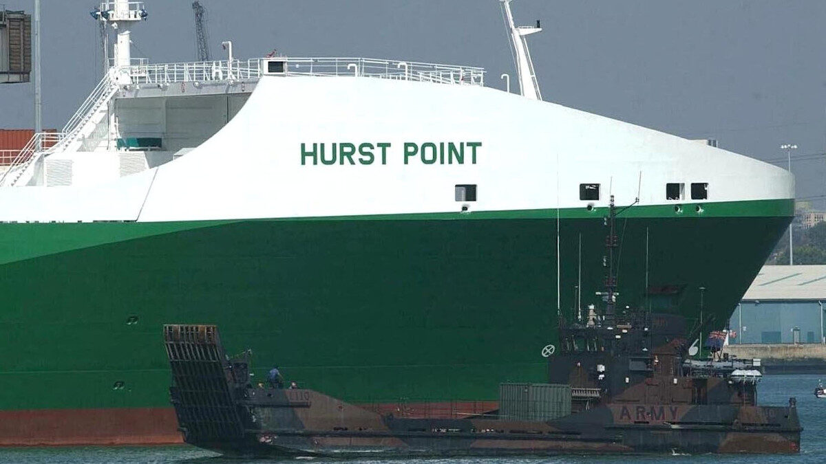 Το Βρετανικό μεταγωγικό HURST POINT που είναι ναυλωμένο από τις Ένοπλες Δυνάμεις του Ηνωμένου Βασιλείου για τη μεταφορά στρατευμάτων και πολεμικού υλικού - 2004