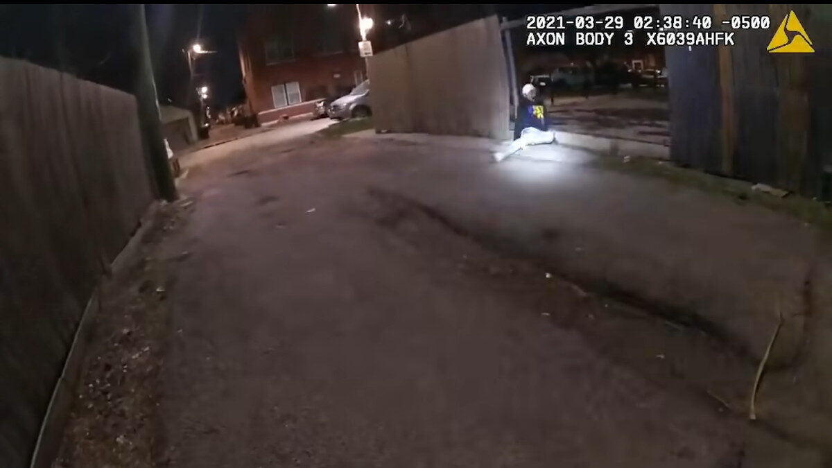 Καταστολή - ΗΠΑ - Στιγμιότυπο από Βίντεο: Αστυνομικός του Σικάγο πυροβολεί ένα άοπλο παιδί 13 ετών, τον Άνταμ Τολέντο - 29/3/2021