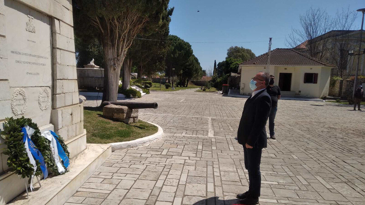 Ο Βουλευτής του ΚΚΕ Νίκος Παπαναστάσης καταθέτει Στεφάνι στον Κήπο των Ηρώων