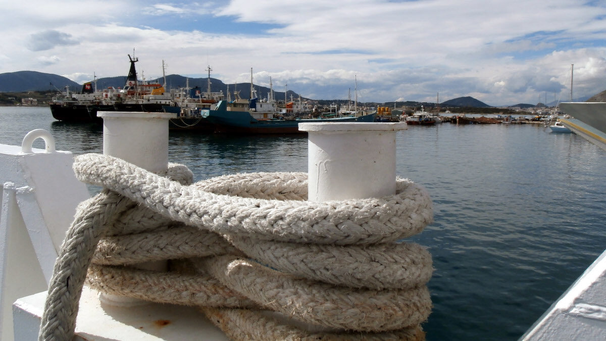 (Φωτό αρχείου) Πλοίο προσεγγίζει το λιμάνι της Σαλαμίνας