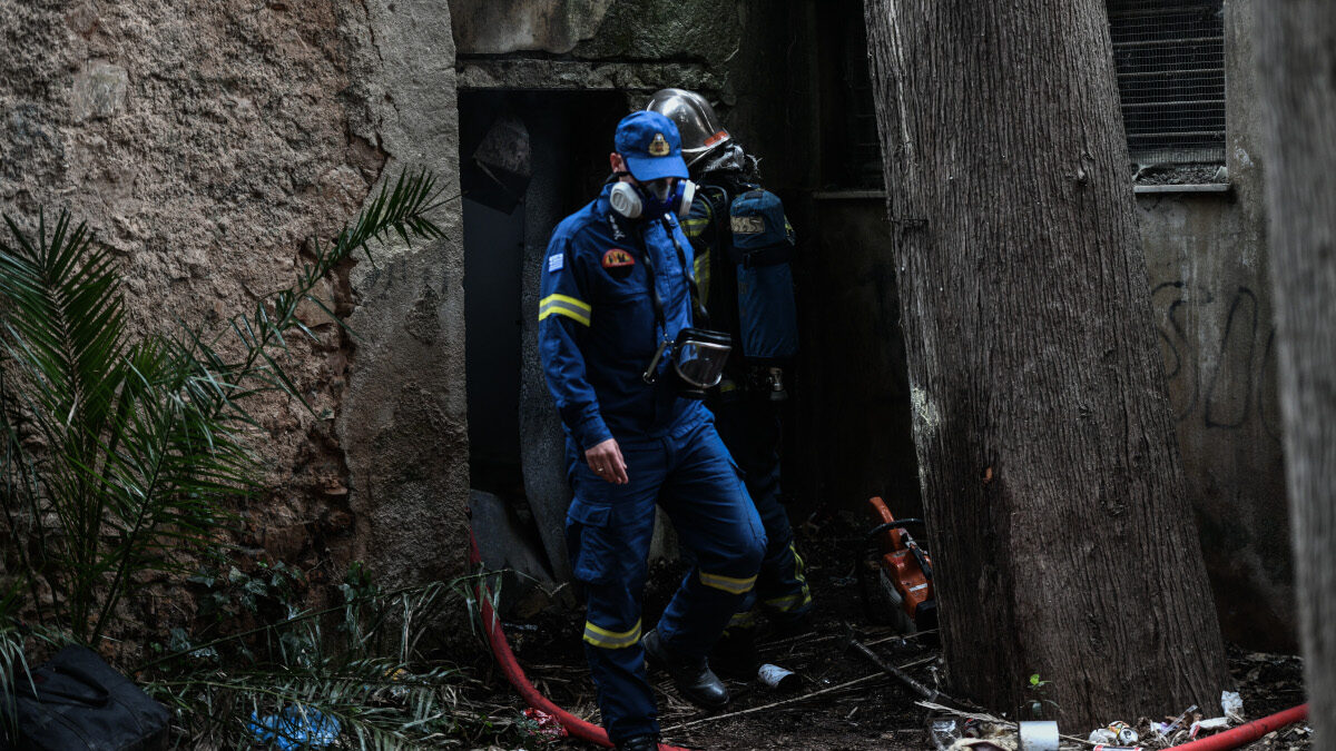 Πυρκαγιά σε κτήριο μέσα στο άλσος της Καισαριανής, την Παρασκευή 16 Απριλίου 2021