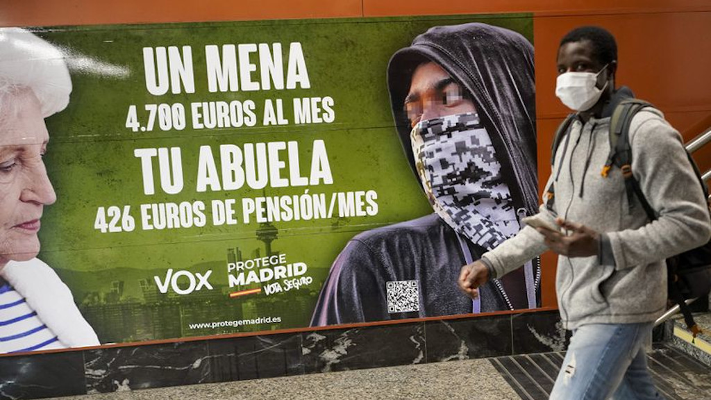 Αφίσα του ακροδεξιού κόμματος Vox: «Ενας ΜΕΝΑ (ασυνόδευτος ξένος ανήλικος), 4.700 ευρώ τον μήνα, η γιαγιά σου, 426 ευρώ σύνταξη τον μήνα
