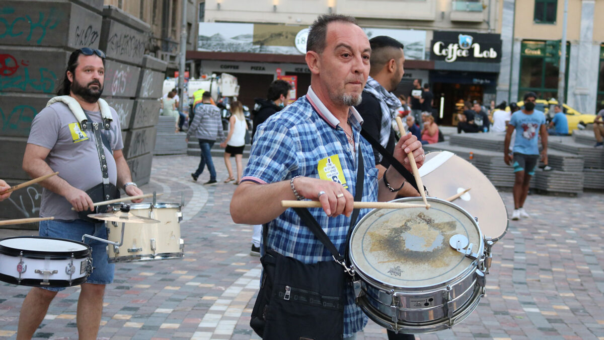 Μουσικοί διαμαρτύρονται με δρώμενο στην πλατεία Μοναστηριακίου - Απρίλης 2021