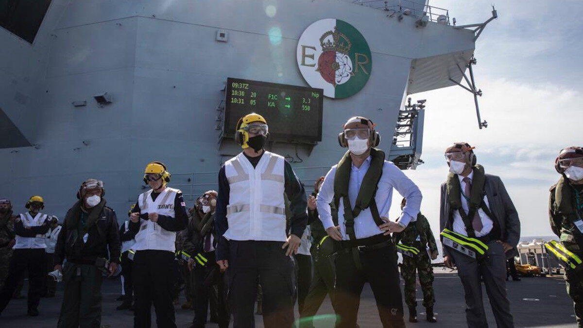 Ο γγ του ΝΑΤΟ στο βρετανικό αεροπλανοφόρο Queen Elizabeth