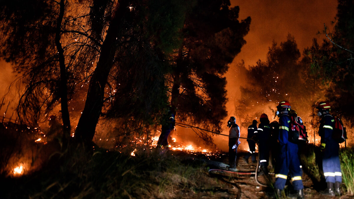 Πυροσβέστες επιχειρούν για την κατάσβεση της δασικής πυρκαγιάς στο Σχίνο Κορινθίας