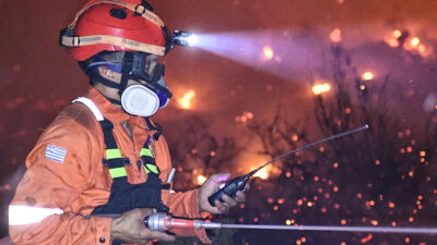 Πυροσβέστες επιχειρούν για την κατάσβεση της δασικής πυρκαγιάς στο Σχίνο Κορινθίας