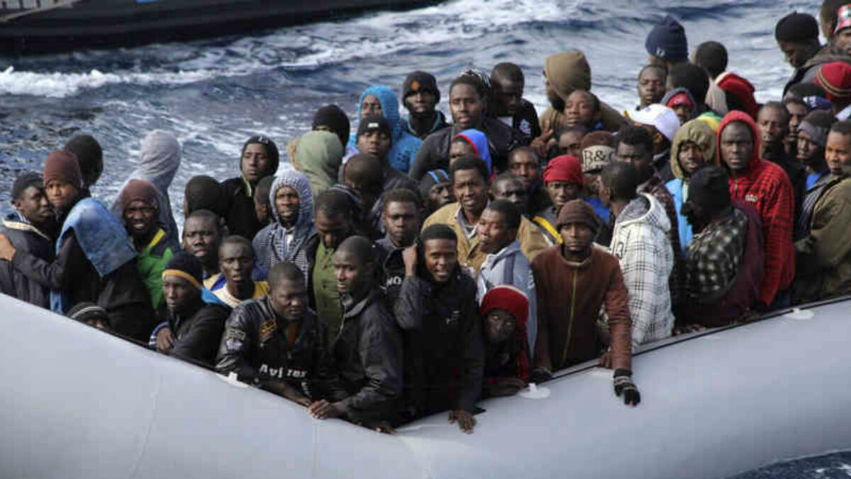 Μετανάστες από χώρες της Βορείου Αφρικής σε βάρκα στα ιταλικά ύδατα