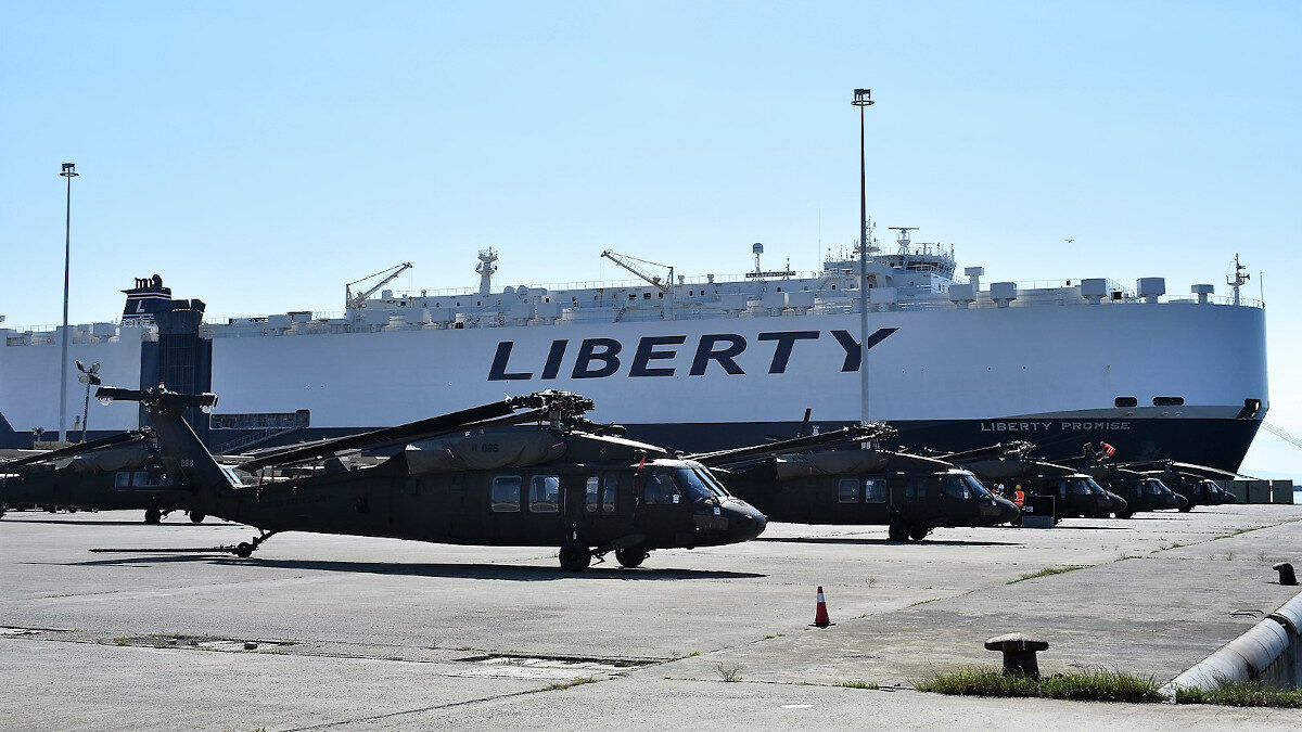 Το πλοίο «Liberty» ξεφορτώνει στρατεύματα στο λιμάνι της Αλεξανδρούπολης για την άσκηση «Defender Europe 2021»