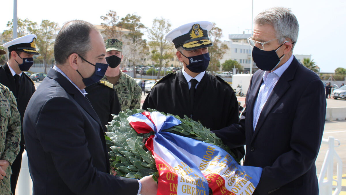 Τζ. Πάιατ, Πρέσβης των ΗΠΑ στην Αθήνα και ο Γ. Πλακιωτάκης, Υπουργός Ναυτιλίας της ΝΔ στην τελετή υποδοχής της Ακτοφυλακής των ΗΠΑ στον Πειραιά