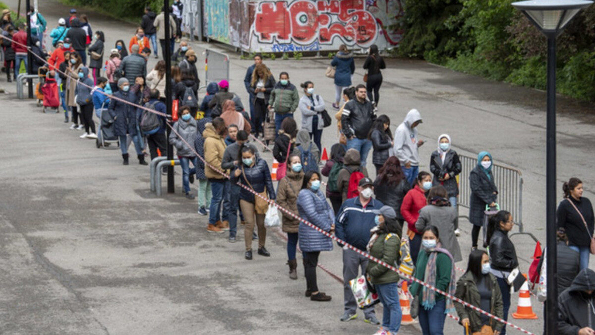Γενεύη, Ελβετία - 2500 άνθρωποι περίμεναν τρεις ώρες στην ουρά (2 Μάη 2020) για μία τσάντα παντοπωλείου
