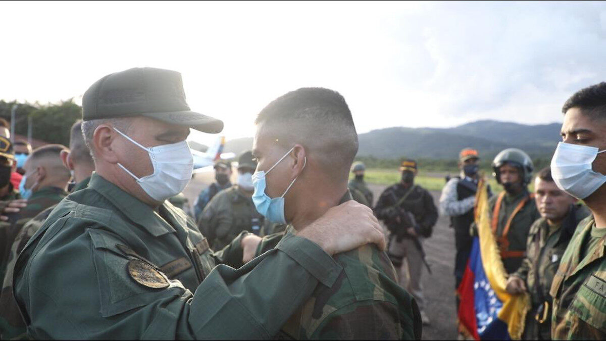 Ο Βλαντιμίρ Παντρίνο υποδέχεται τους οκτώ στρατιώτες της Βενεζουέλας που απήχθησαν από ένοπλη ομάδα στις 23 Απριλίου