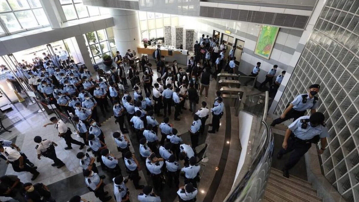 Από την εισβολή της αστυνομίας στην εφημερίδα Daily Apple στο Χονγκ Κονγκ