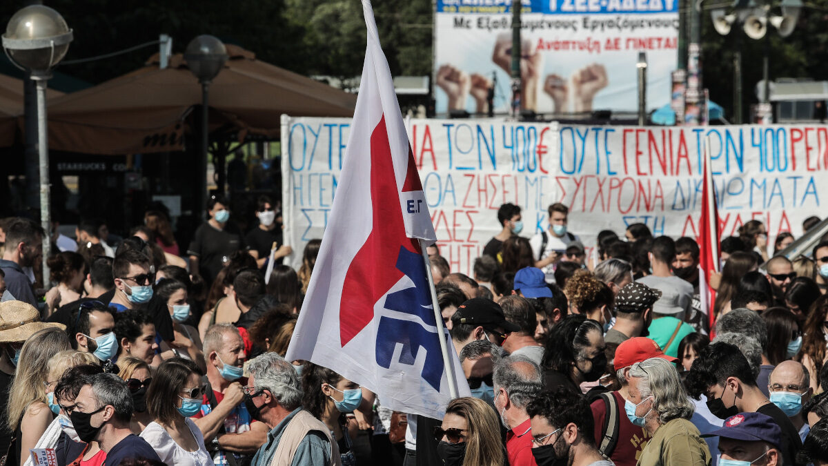 Απεργιακή συγκέντρωση του ΠΑΜΕ ενάντια στο νομοσχέδιο για τα εργασιακά, στα Προπύλαια, την Πέμπτη 10 Ιουνίου 2021. (EUROKINISSI/ΓΙΑΝΝΗΣ ΠΑΝΑΓΟΠΟΥΛΟΣ)